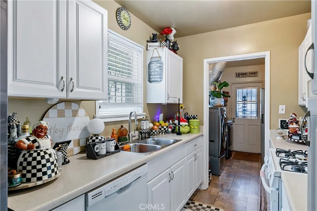 3907 Edgehill Drive, Leimert Park, California 90008 home-pic-19